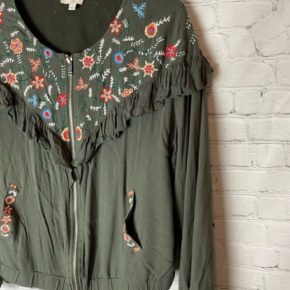 UMGEE Ruffled Zipper Front Jacket with Floral Embroidered Detail Medium - Picture 4 of 16